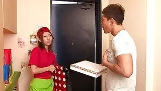 Japon Pizza Kızı Oral Seks Yaptırıyor