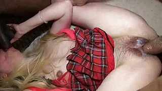 Chinesische MILF mit asiatischer behaarter Muschi wird von BBC-Truppe gefickt