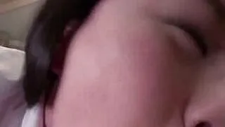 Süße Asiatin gibt leidenschaftlichen Blowjob nach intensivem Fingern