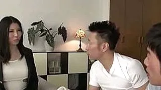 Üçlü ilişki, vahşi Asyalı güzel iri göğüsleriyle iki erkeği sert bir zevk için baştan çıkarıyor, oral seks.