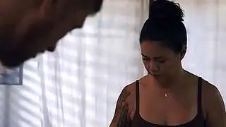 Una atractiva MILF asiática follando con su hijastro, que lleva puesto el uniforme militar de su marido.