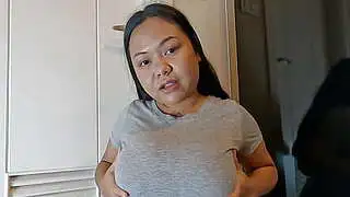 Asiatische MILF mit großen Brüsten lässt sich stillen