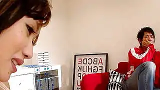 Japanische Stiefmutter verführt ihren Klassenkameraden zu einem unzensierten Creampie-Fick in einem japanischen Pornofilm.