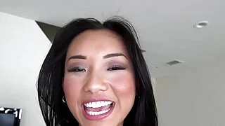 BANGBROS - Asyalı Genç Alina Li, Brannon Rhoades'ten Büyük Bir Ağız Dolusu Alıyor