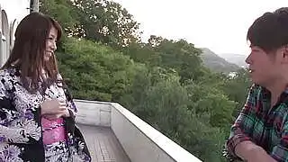 Los dedos la seducen, su coño mojado, una dulce mamada asiática lo pone muy cachondo, MILF