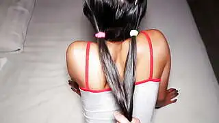 Die zierliche, kleinbrüstige thailändische Amateur-Teenagerin May wurde im Doggystyle hart gefickt.