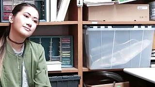 アジア系のティーンエイジャーが激しく責められる