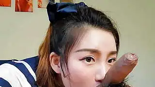 Estudiante china haciendo una mamada apasionada y eyaculando en la boca - NicoLove