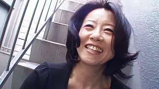 Die asiatische Brünette Junko Sakashita war so erregt von einem Mann, dass sie auf der Straße ihre Brüste zeigte.