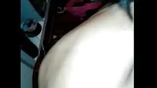 Sahne arkasında Asyalı olgun kadın dizlerinin üzerinde kocaman siyah bir penisi emiyor.